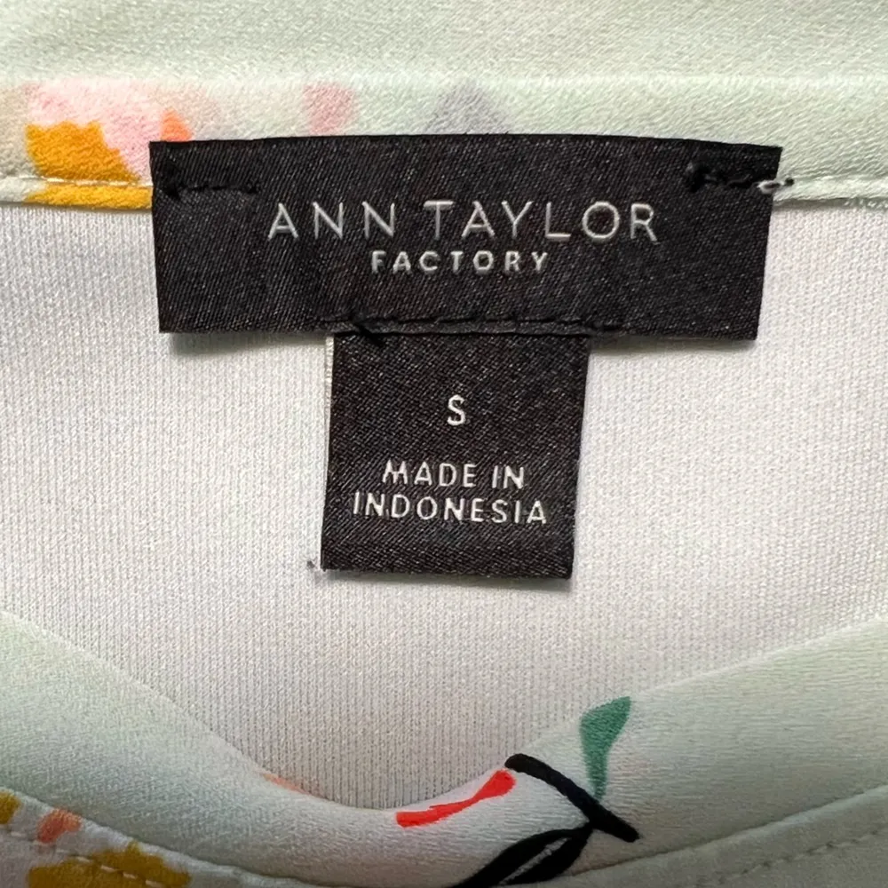 Ann Taylor Factory Pale Green Floral Blouse Flutter Sleeves Sz S - Image 4
