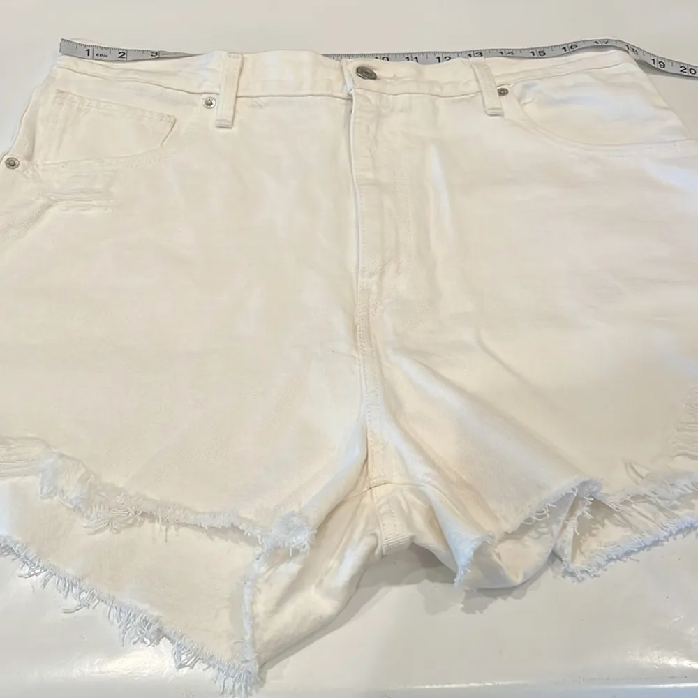 Levi’s High Waisted Mom Shorts Size 34 - Image 4
