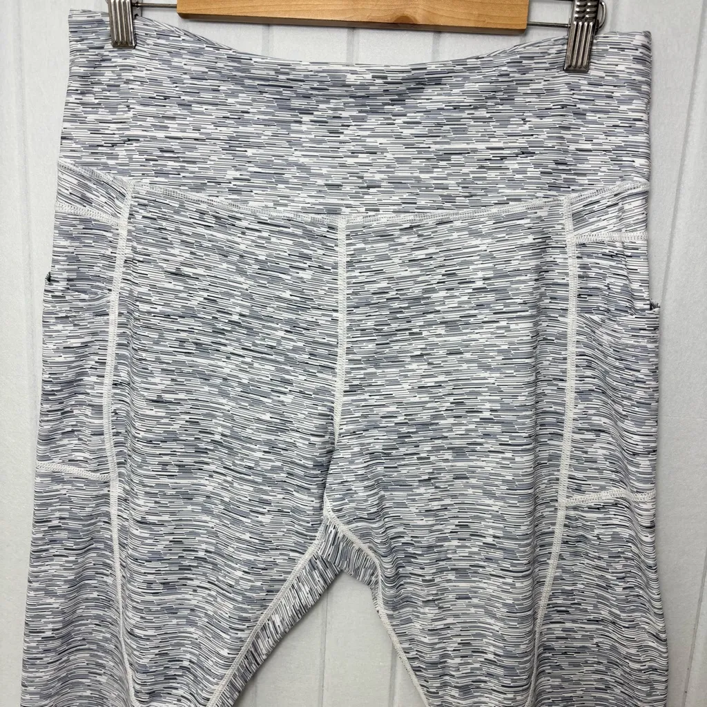 ZYIA Active Capri Monochrome Patterned Gray Leggings Size 16-18 - Image 2