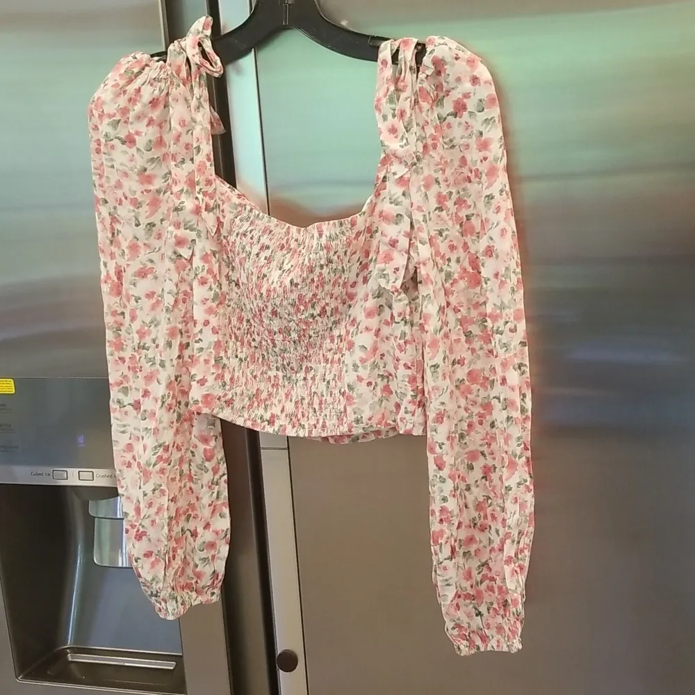 💕ASTR THE LABEL💕 Floral Tie Shoulder Long Sleeve Top ~ Pink Floral Print M NWT - Image 11