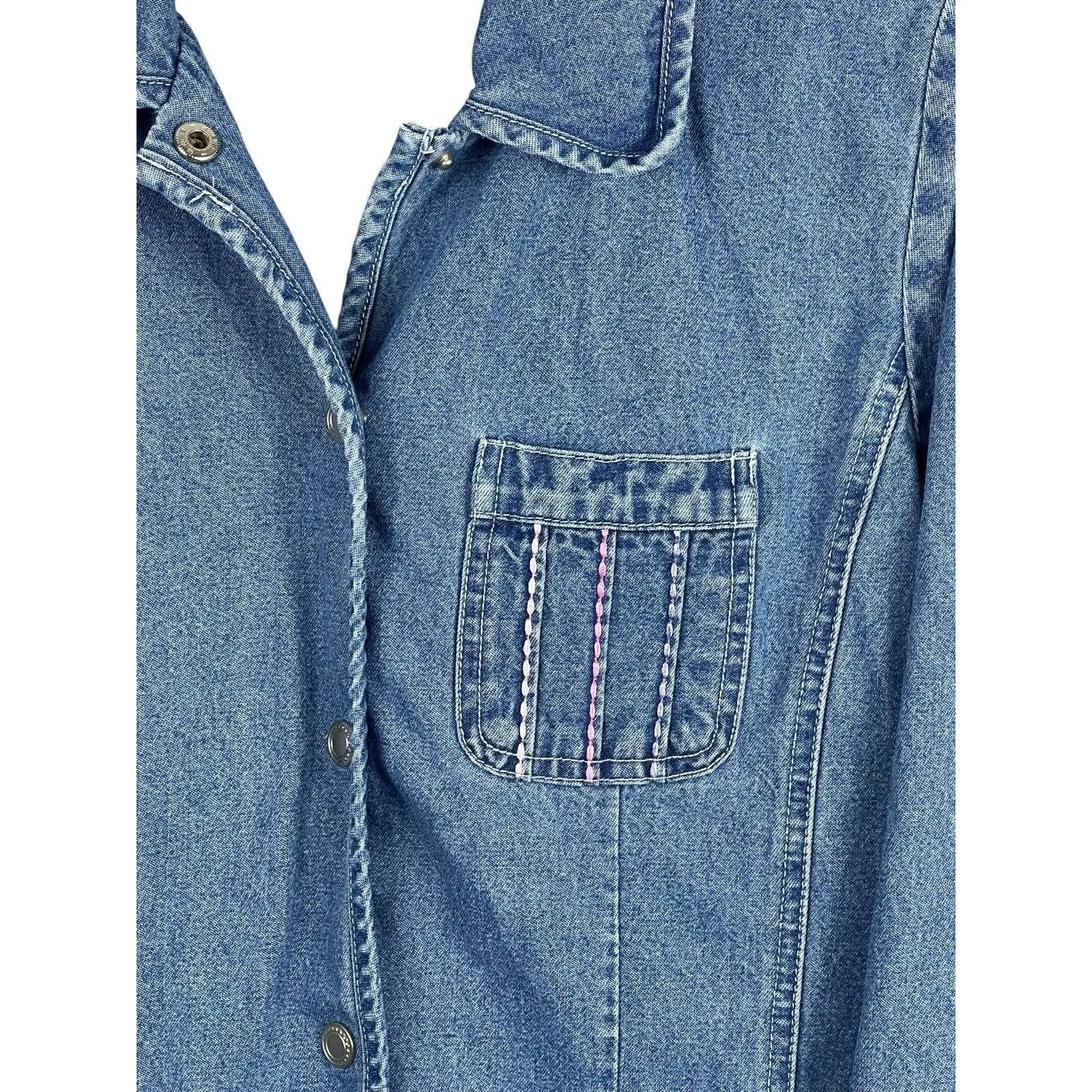 VTG Y2K Denim & Co M Blue Denim Jean Jacket Embroidered Pockets Snap Up Front - Image 2