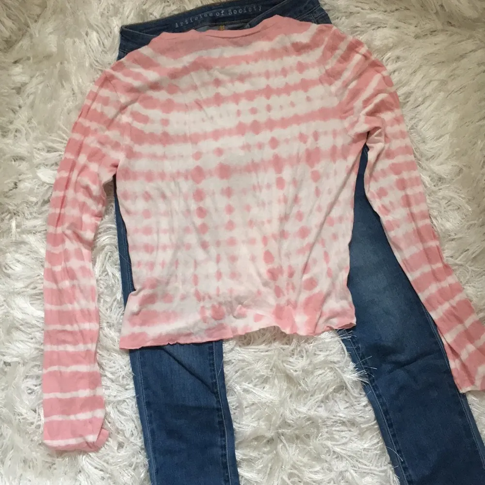 VS PINK NWOT GIRLFRIEND TWIST FRONT TIE DYE LONG SLEEVE CROPPED TEE - Image 5
