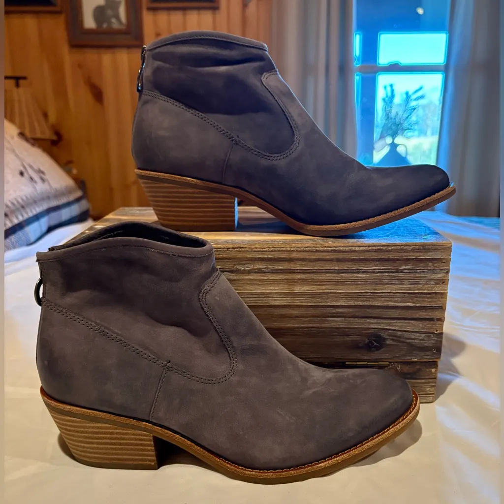 Sofft Aisley Women's Gray Suede Western - Image 2