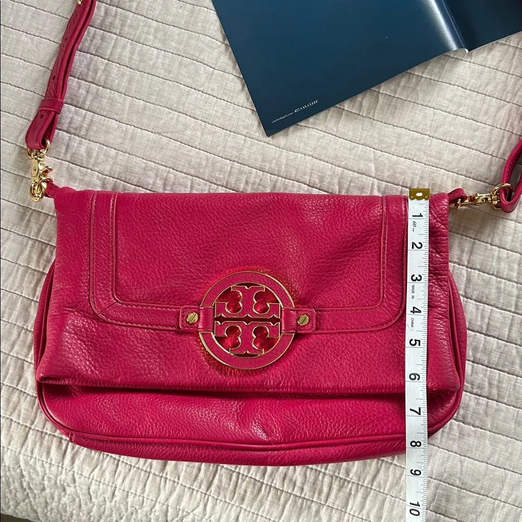 Tory Burch rare Amanda magenta gold logo Crossbody pebble leather fold over bag - Image 15