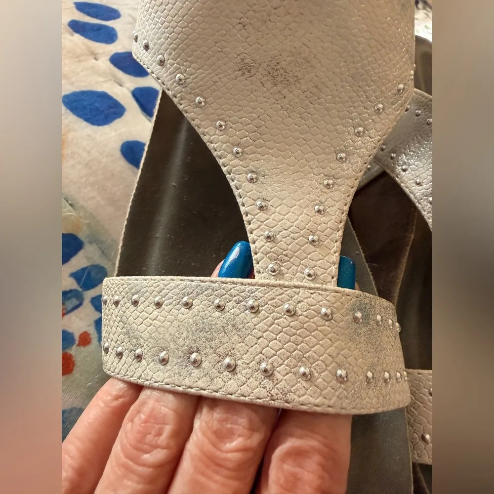 BOUTIQUE BY CORKY’S 7 Funkytime White Silver Slide Sandals EUC - Image 2