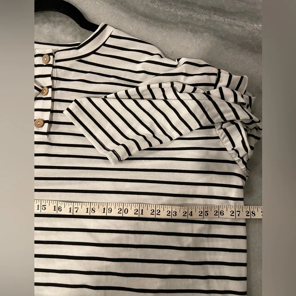 NWT Emery Rose Size 2XL Black White Strip Wooden Button Ruffle Detail Henley Top - Image 11