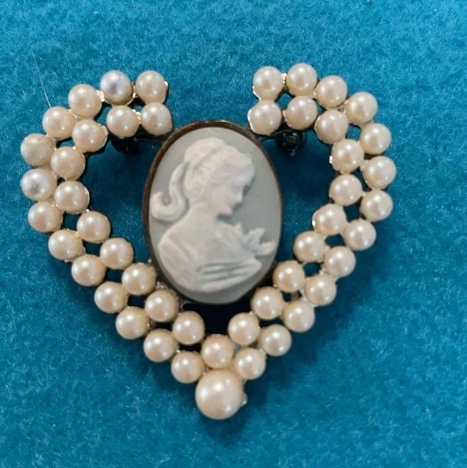 Heart shaped Cameo Faux Pearl Brooch - Image 5