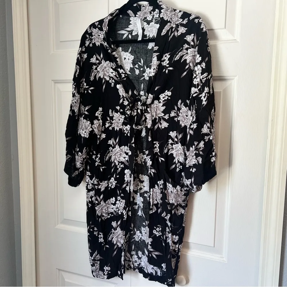 Spiritual Gangster Maya Black Floral
Kimono Size: OS - Image 6