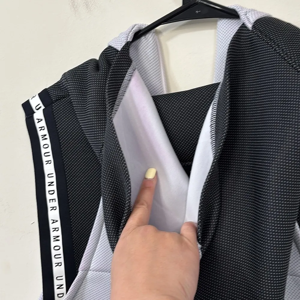Under Armour Move Vest Size Large - Image 9