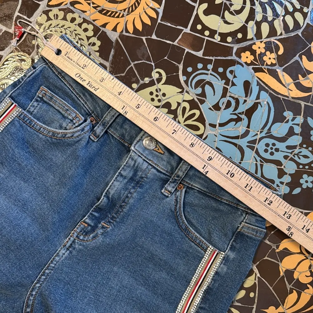 TOPSHOP MOTO JEAN WITH RHINESTONE EMBELLIDHMENT SZ: 28 - Image 3