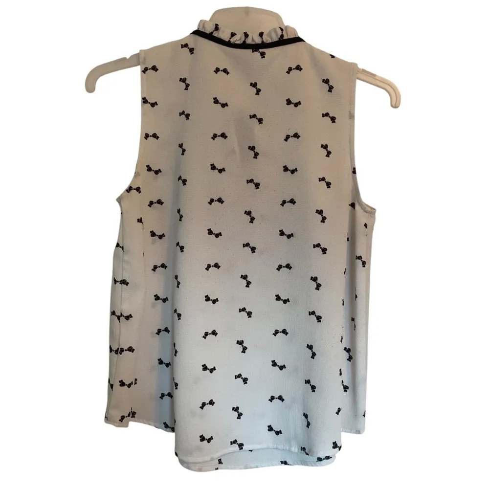 E and M Black White Bow Print Sleeveless Tie Front Blouse Size Medium - Image 2