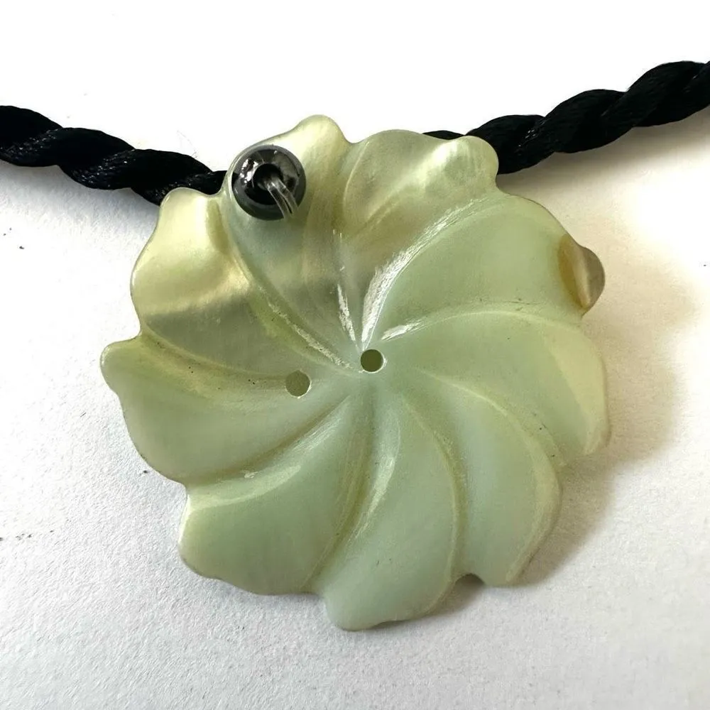 Green flower shell choker necklace - Image 4