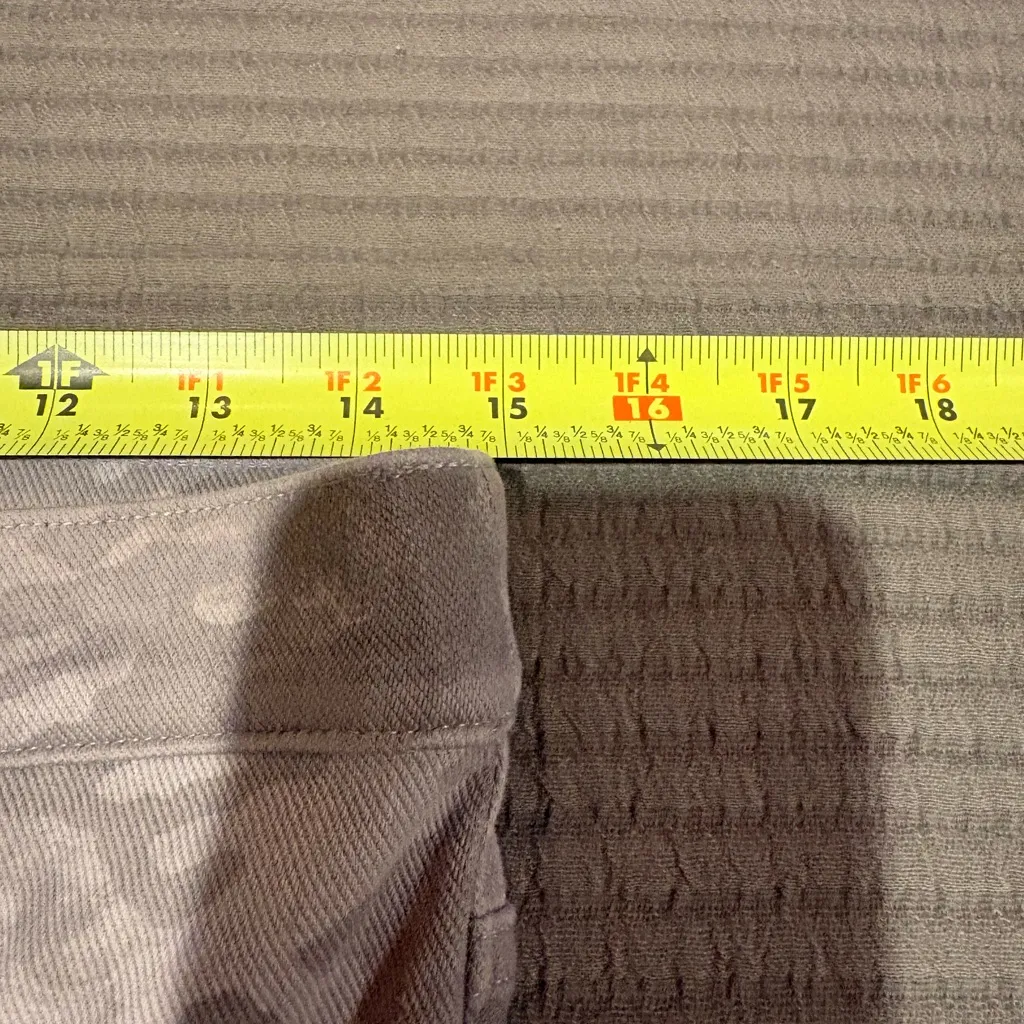 Spanx Jean-ish Ankle Leggings camo women’s M - Image 9