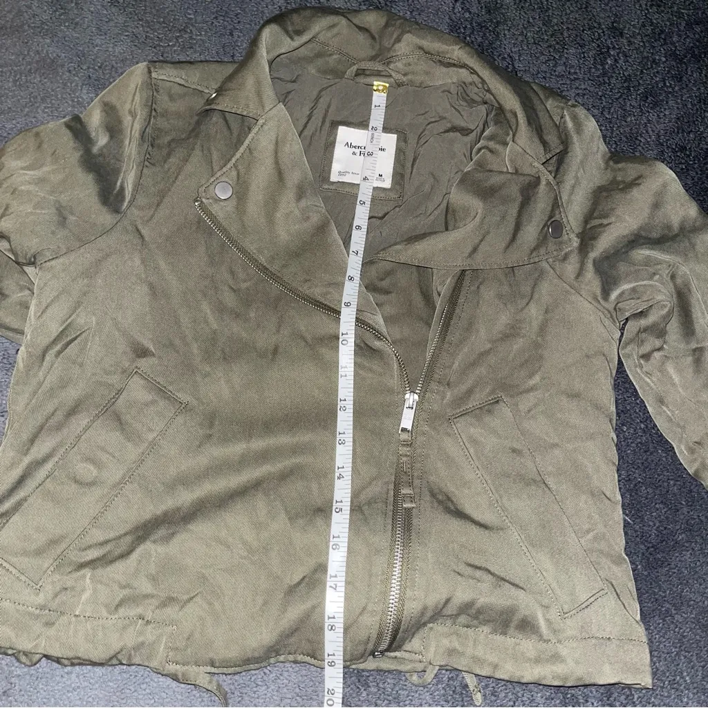Abercrombie and Fitch army green cropped utility light weight jacket size medium - Image 4