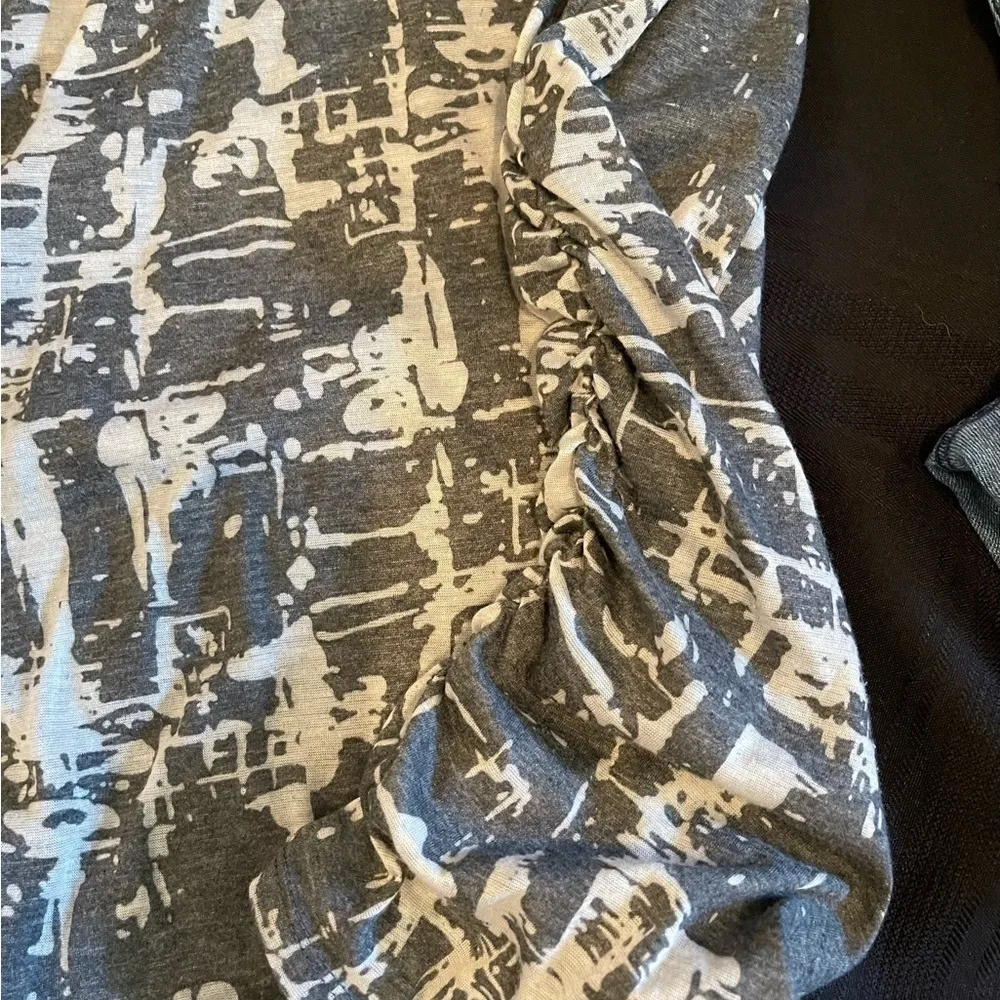 Oh Baby by Motherhood abstract print gray top with side ruching. - Image 3