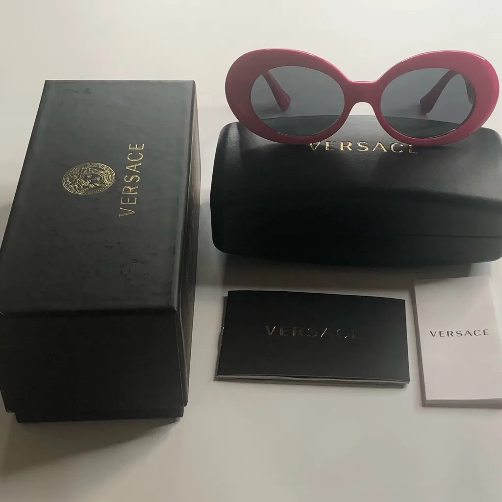 Versace Authentic Women’s Fuchsia Pink Sunglasses with Grey Lenses. Brand New! - Image 10