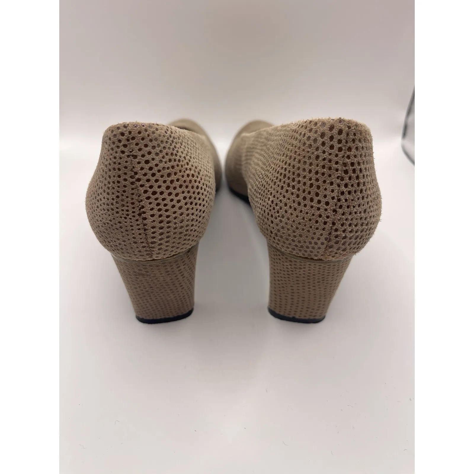 Vintage Vanelli Women's Suede Low Heeled Shoes Size‎ 7.5 Tan Color - Image 3