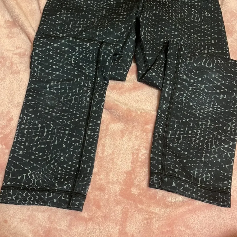 Lululemon patterned leggings-size 6 - Image 6