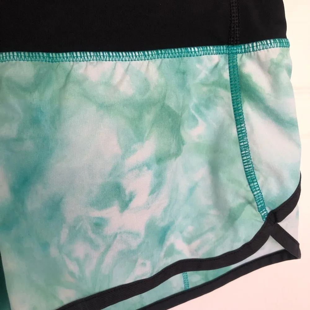lululemon Speed Shorts Size 4 with Green, White, and Black Spray Dye Vapor - Image 2