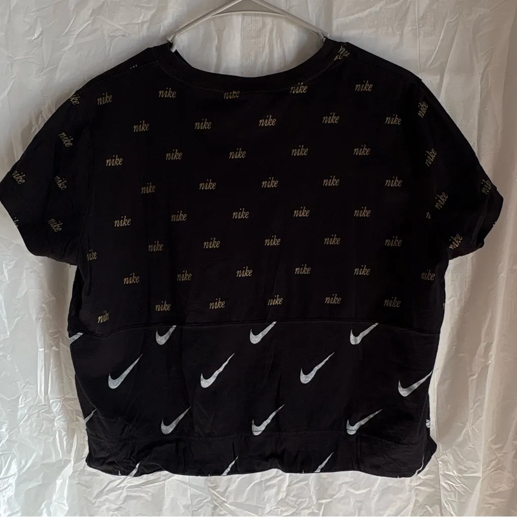 Nike Womens Sportswear Metallic Allover Logo Cropped Tee Sz Large Black Gold - Image 3
