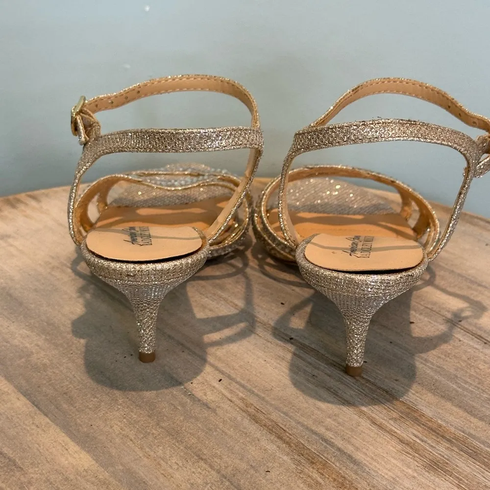 Badgley Mischka American Glamour size 7W silver sparkle kitten heels - Image 7