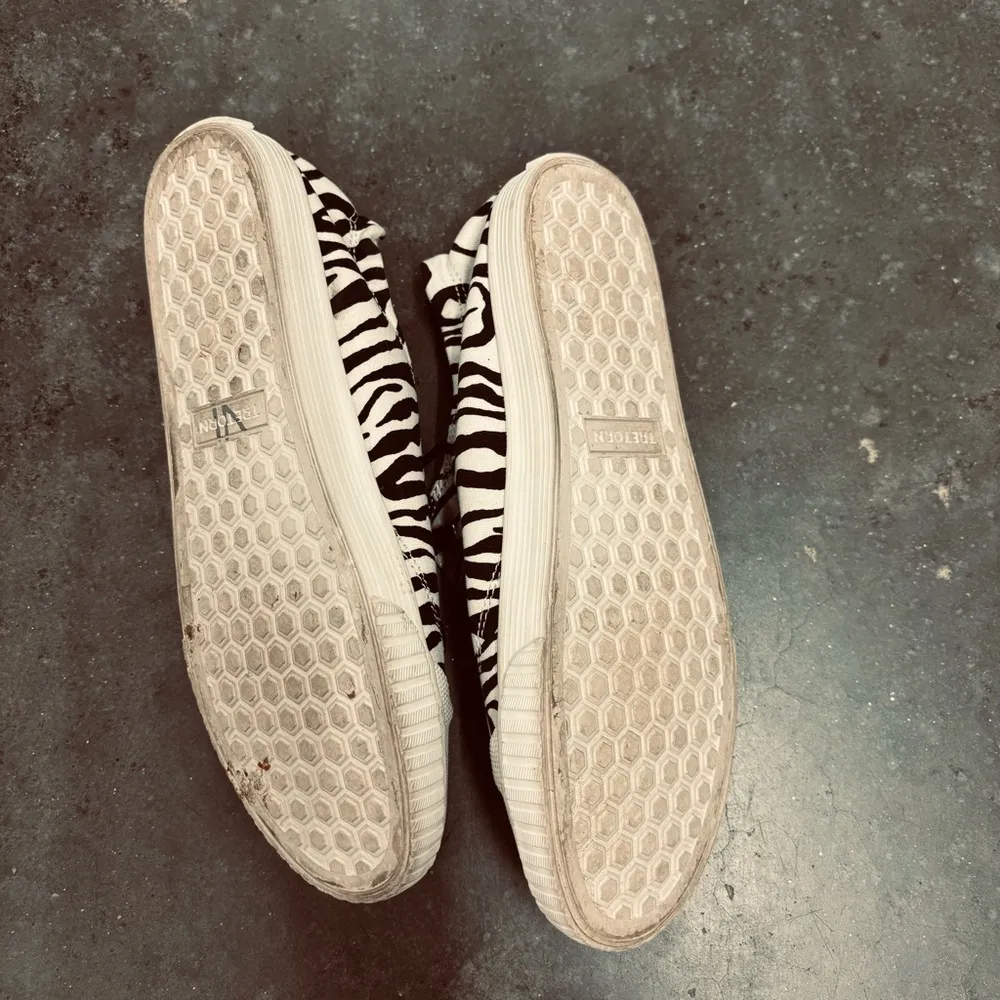 Tretorn canvas zebra print slip on shoes - Image 2