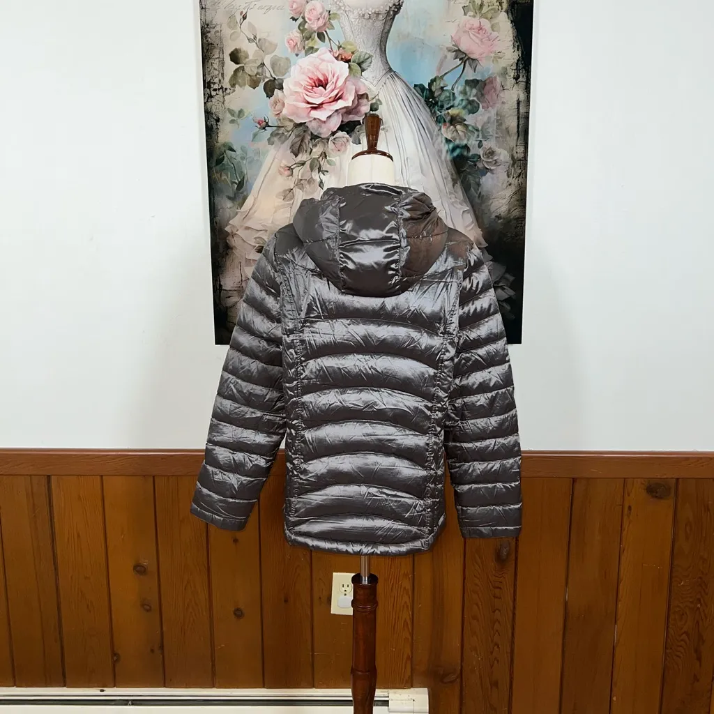 Super Cute Andrew Marc Metallic Gray Packable Down Puffer Jacket! - Image 5