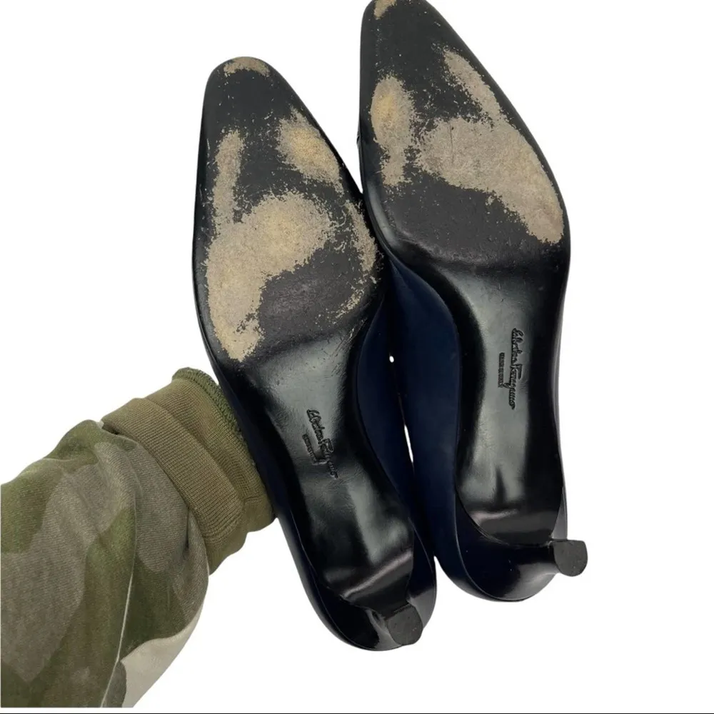 VTG Salvatore Ferragamo Navy Dual Texture Patent Cap Toe/Leather Heels Pumps 9 - Image 12