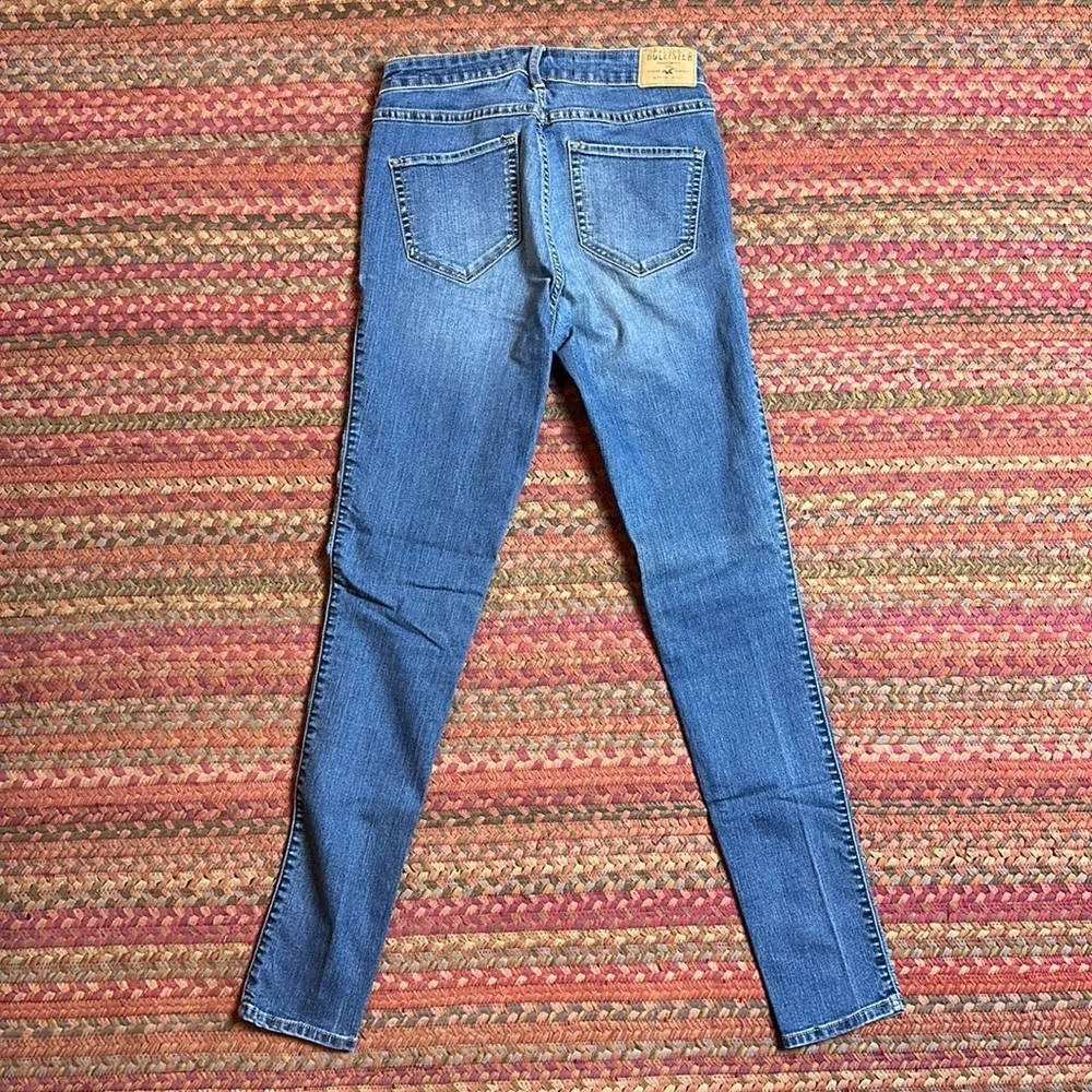 HOLLISTER LIGHT WASH HIGH RISE DIAMOND STITCH SKINNY JEANS - Image 5