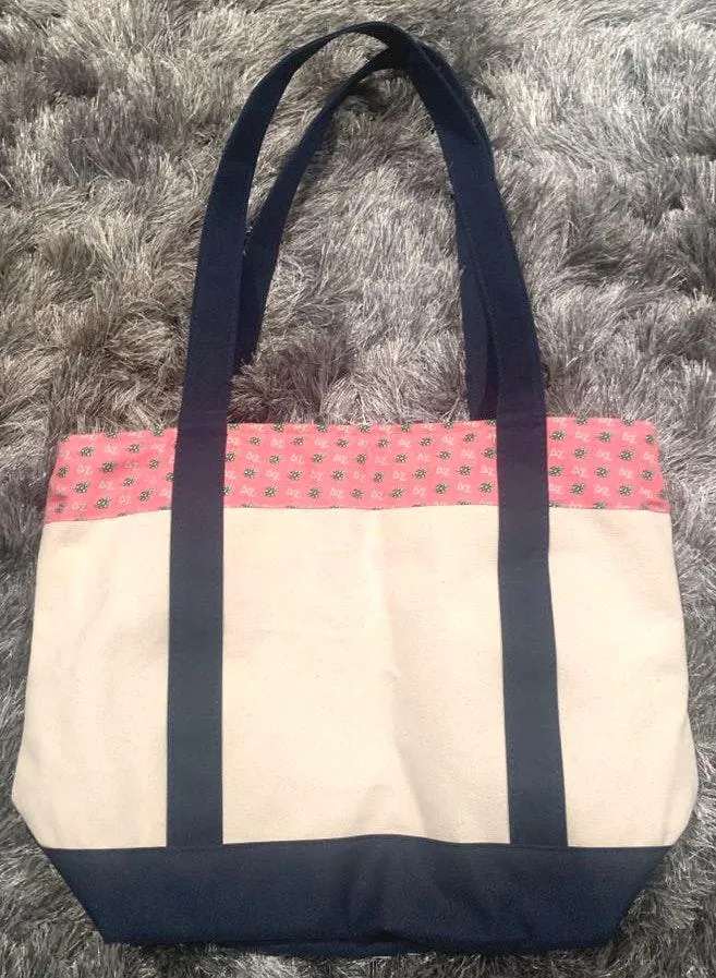 Vineyard Vines Delta Zeta  Medium Size Bag - Image 2