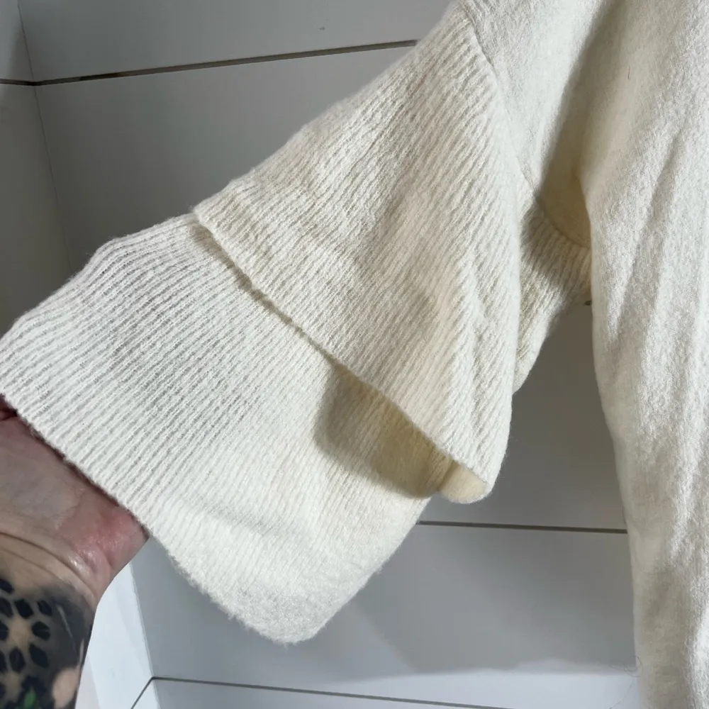 Skies Are Blue NWT  Knit Sweater Sz L Large Cream Kimono Layered Bell Sleeves. - Image 2