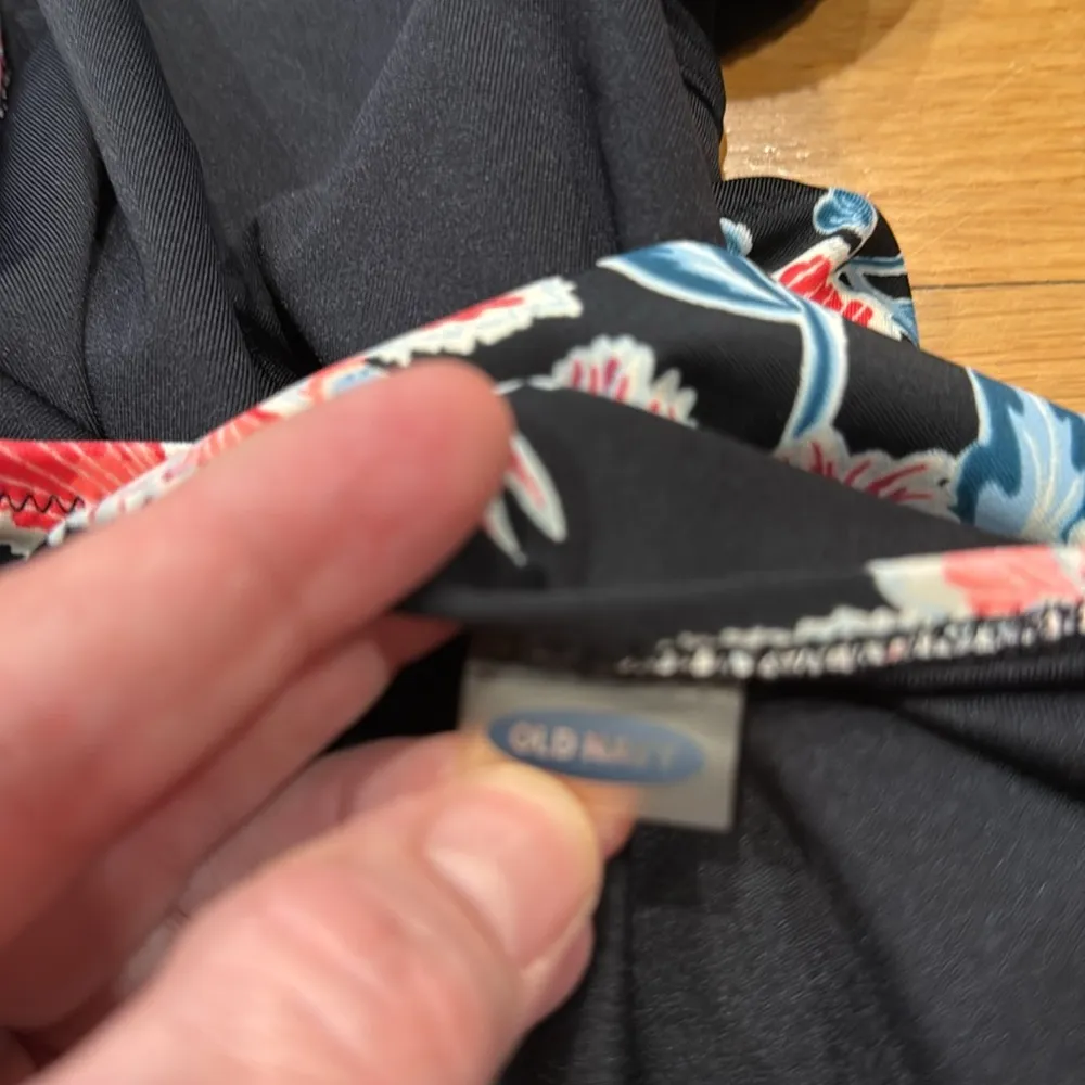 Old Navy women’s twist front floral one piece swim suit size xlarge . - Image 8