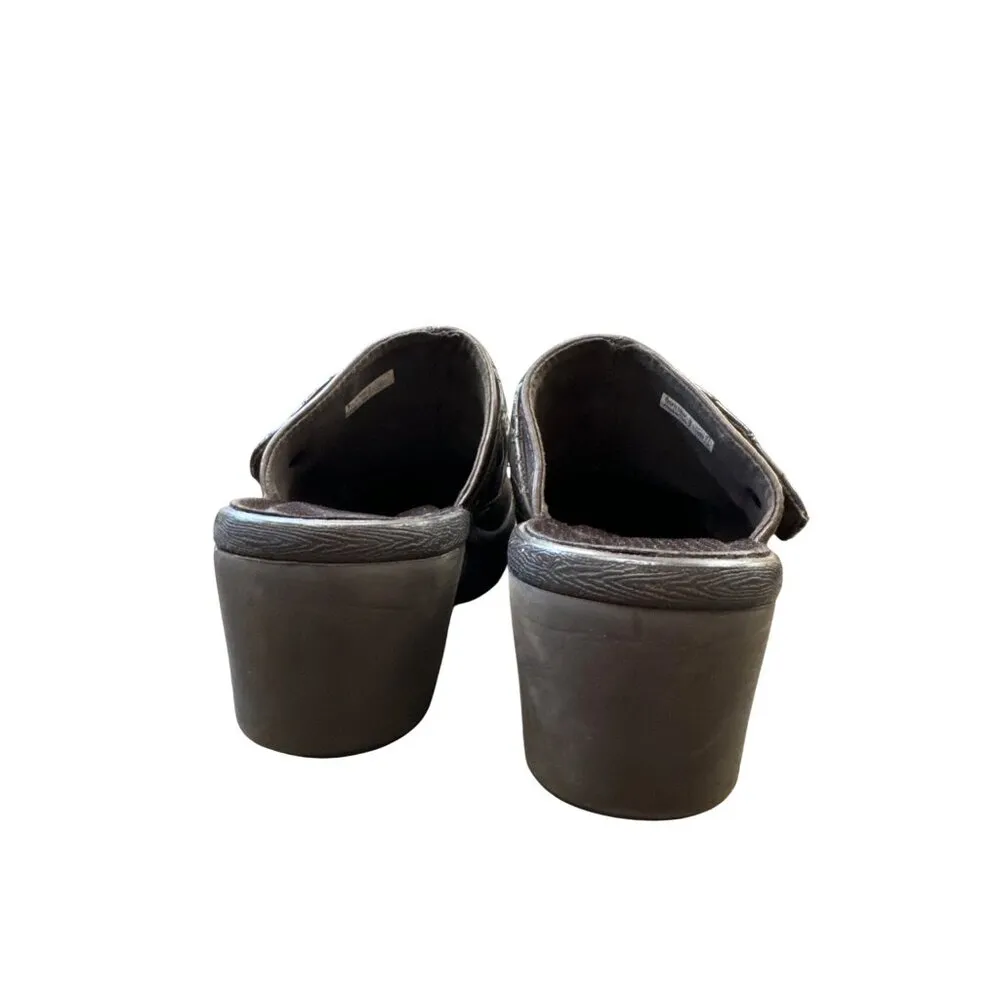 Crocs womens Brown Leather Cobbler Quilted Mules  Size 7 SKU 6854 - Image 7