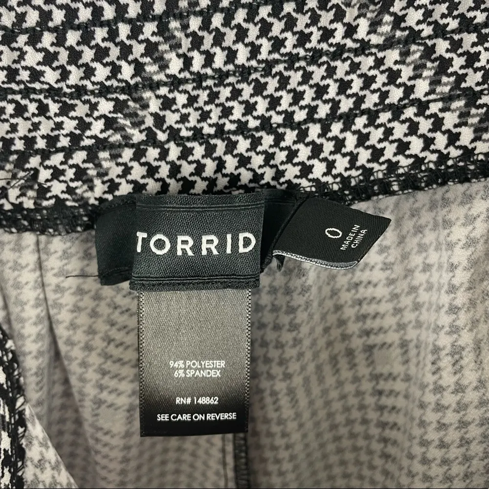 Torrid Black & White Plaid Houndstooth Crepe Pull-On Tapered Pant - Image 6