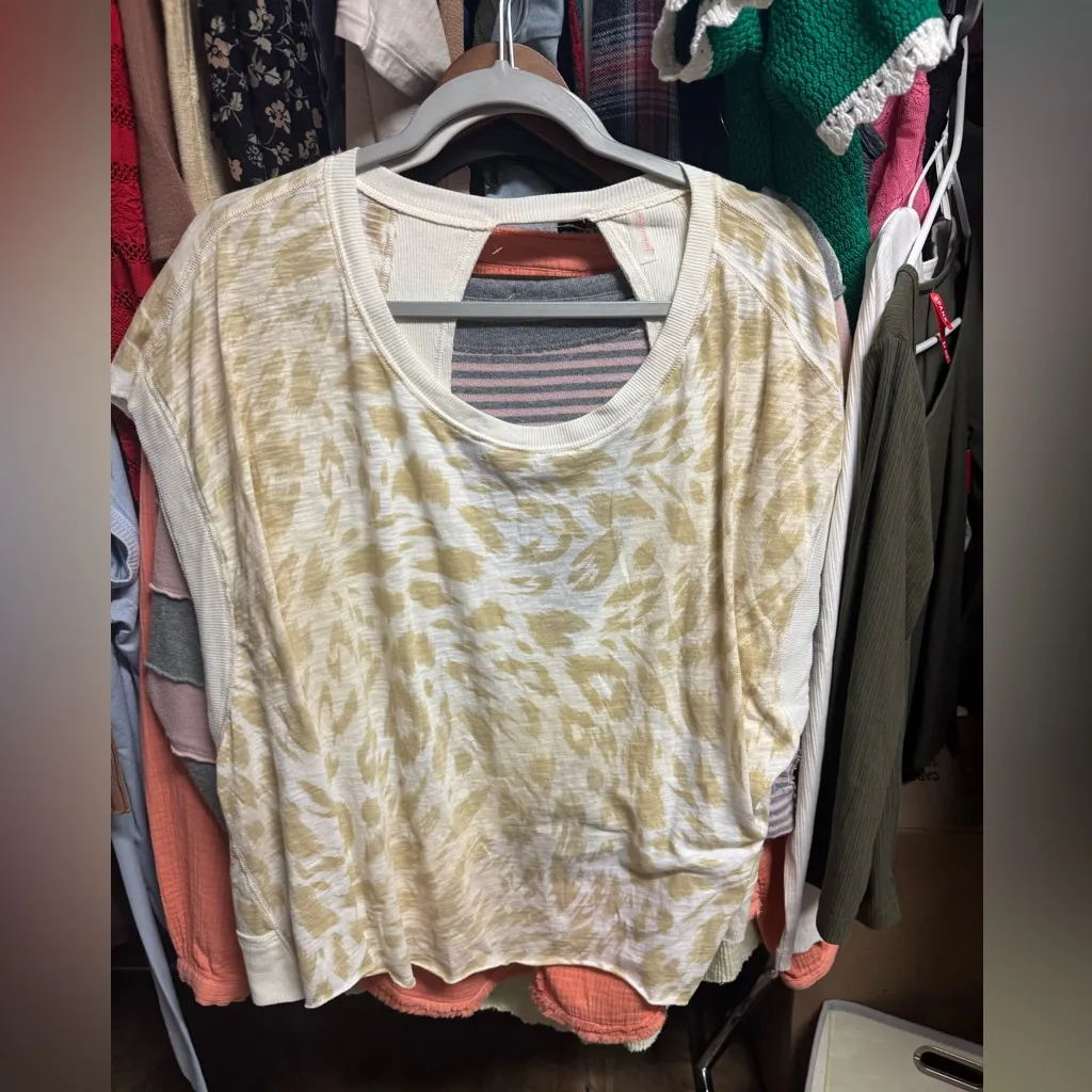 Free People Movement My Time Tee Print in Raving Leopard Dune Large NWOT RT $58 Tan - Image 4