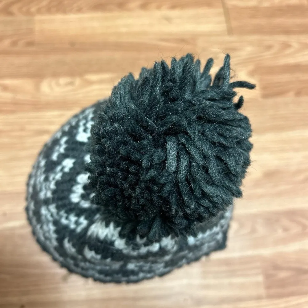 Igloos Thermal Grey and White Snowflake Pattern Pom Pom Beanie Gray - Image 4