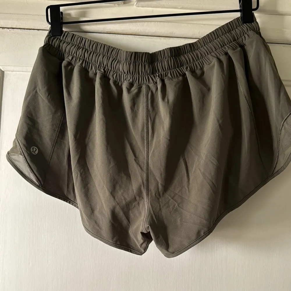lululemon army green low rise 2.5 hotty hot - Image 5