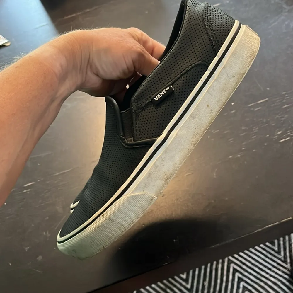 slip ons women’s 9.5. GUC. - Image 4