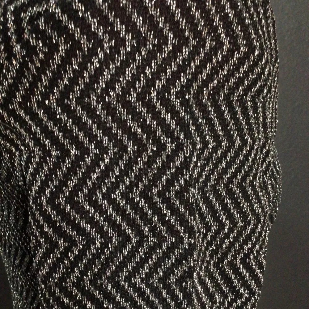 No Boundaries Cold shoulder metallic top - Image 12