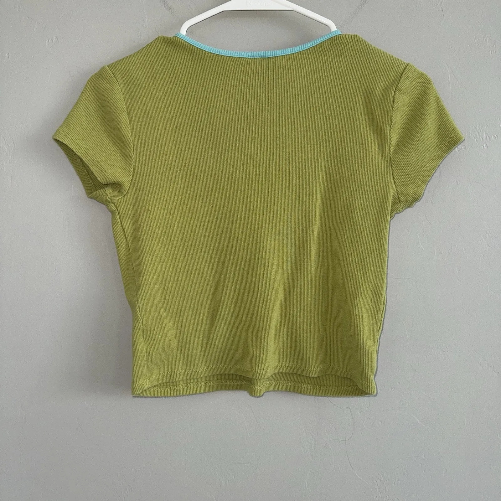 Wild Fable Woman’s Top Tee Sz M Lime Green Cut Outs Light Blue Trim Crop Ribbed - Image 5