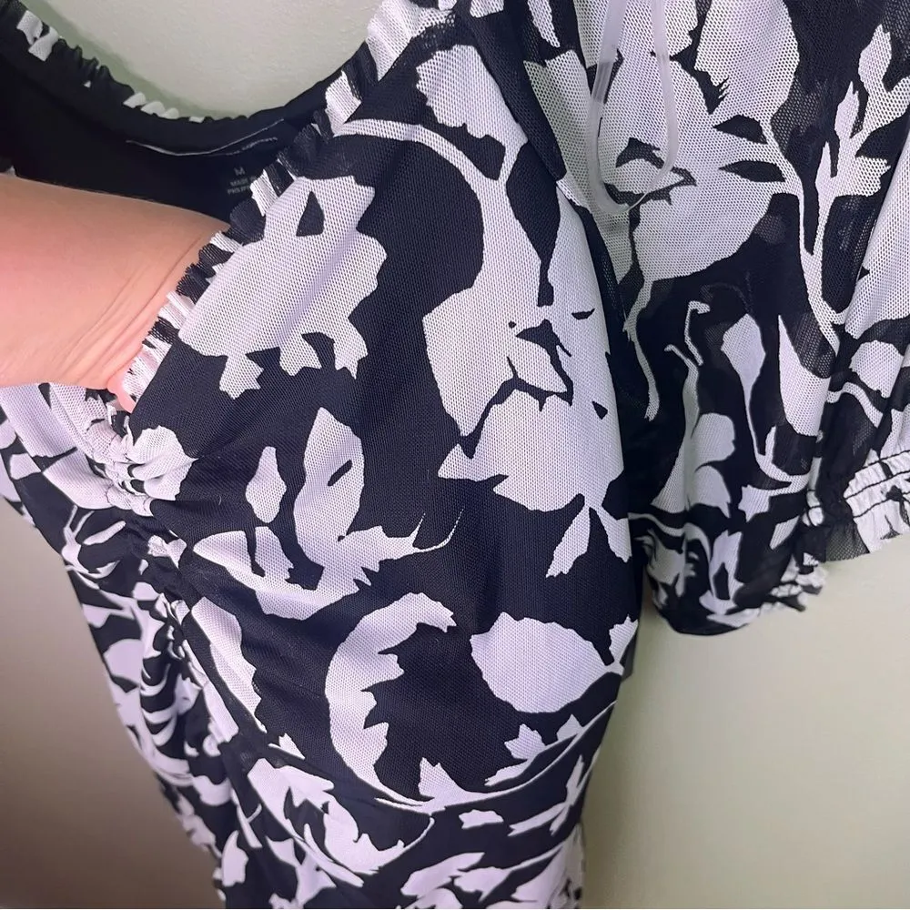 INC Black White Floral Ruched Cinched Medium Blouse Short Sleeve V Neck NWT - Image 9