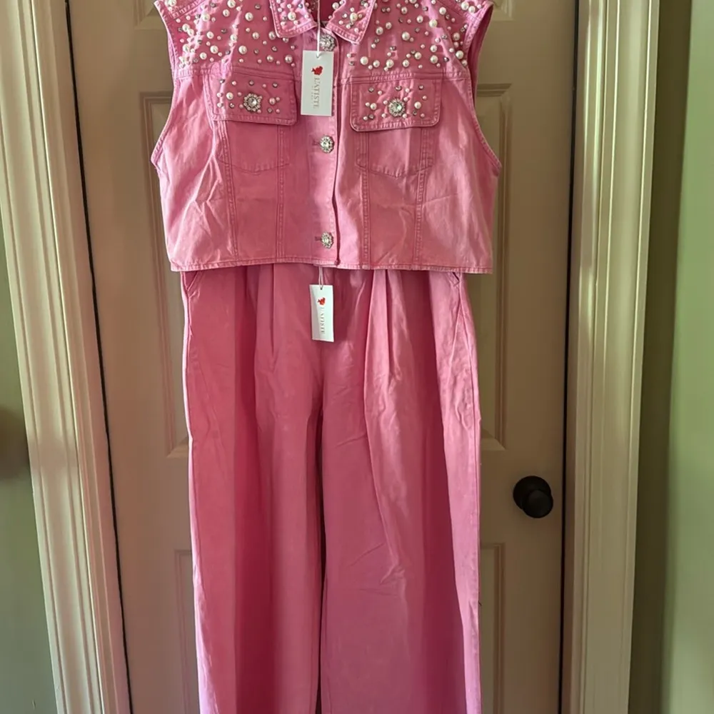 L'ATISTE Pink Pearl & Rhinestone Sleeveless Button Down Jacket and Wide Leg Pant - Image 6