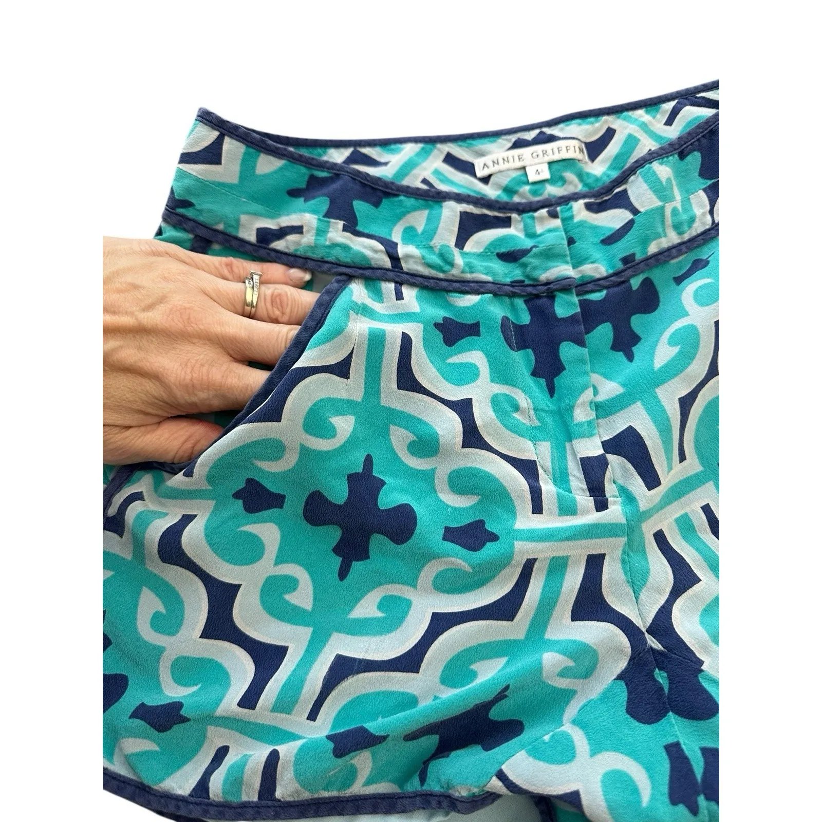Annie Griffin Shorts Women's Sz 4 100%‎ Silk Blue White Geometric Print #BB12-4 - Image 3