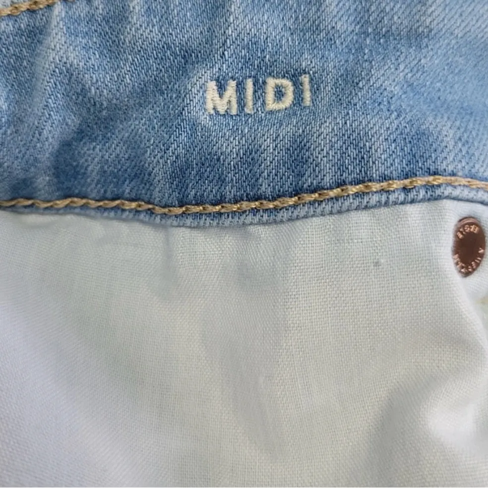 American Eagle Outfitters Light Wash Frayed Denim Shorts - Image 4