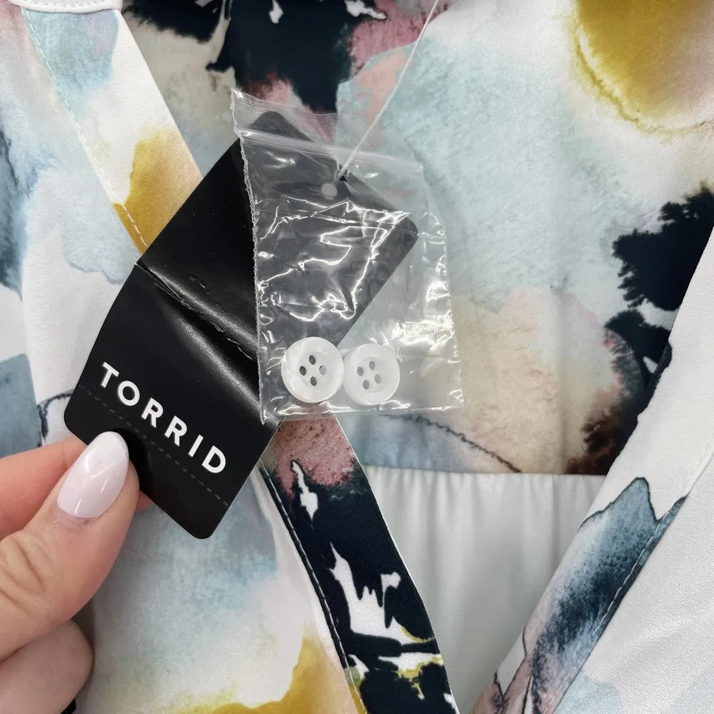 Torrid Harper Georgette Ruched Short Sleeve Blouse in Dream Floral Size 4X/26 - Image 4