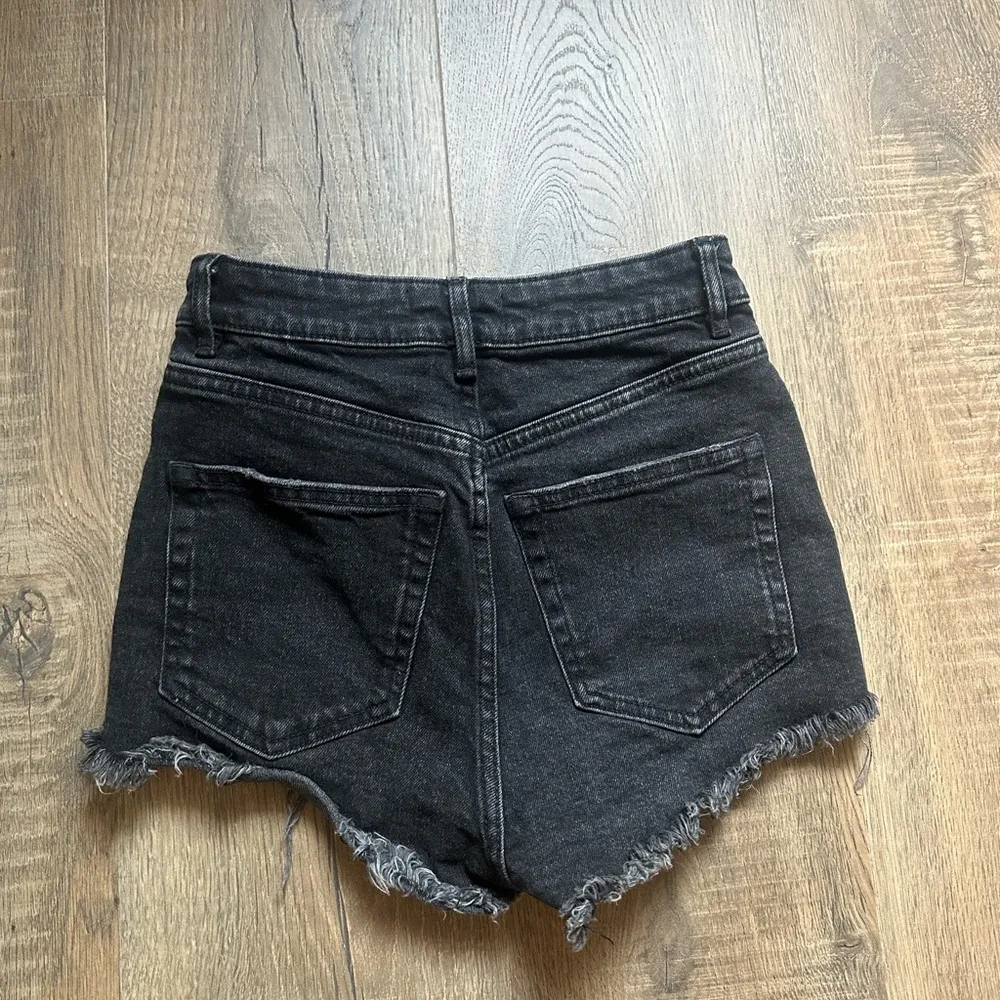 Zara Black Jean Shorts with Distressed Hem - Image 3