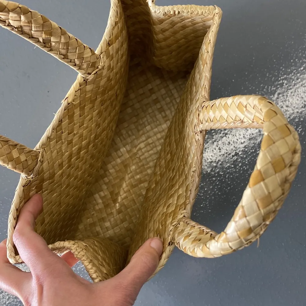 Woven straw basketweave top handle handbag mini tote seashells boho bag - Image 4