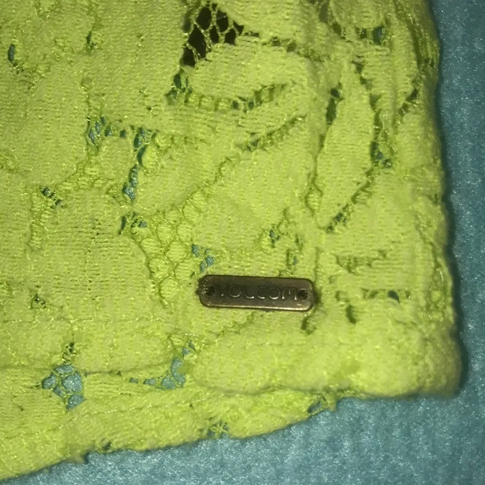 VOLCOM lace floral blouse chartreuse colored button up long sleeve NEW size S - Image 5