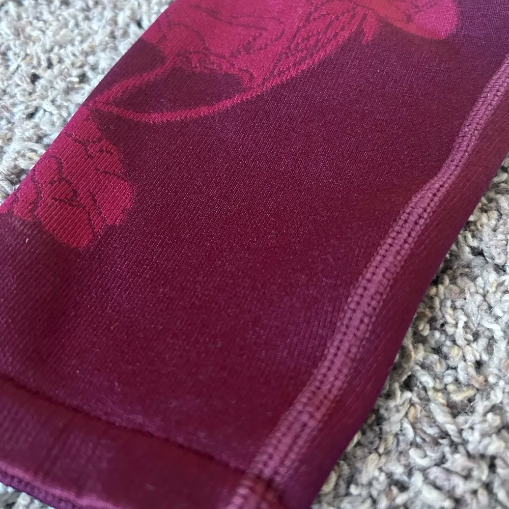 Fabletics Women’s Maroon Merlot Floral Compressive Leggings Sz Medium - Image 3