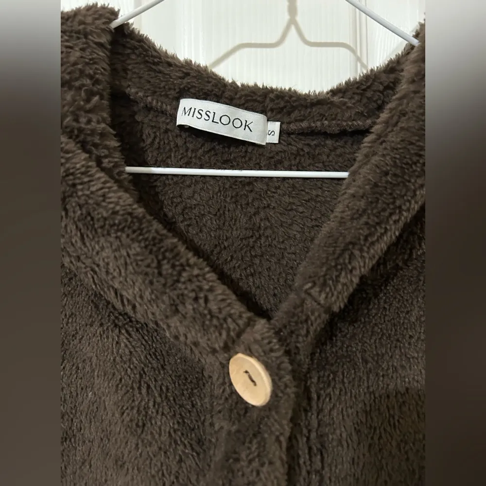 Misslook brown fuzzy house coat with hood pockets button up sz small - Image 2